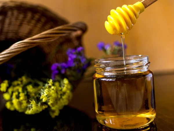 Honung Burk Med Skopa Och Blommor Bakgrunden — Stockfoto