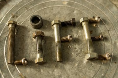 arka plan sanatında paslı cıvata lar ve somun lar