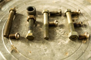 arka plan sanatında paslı cıvata lar ve somun lar