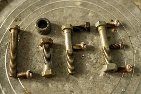 arka plan sanatında paslı cıvata lar ve somun lar