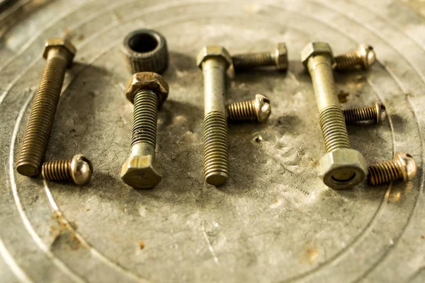 arka plan sanatında paslı cıvata lar ve somun lar