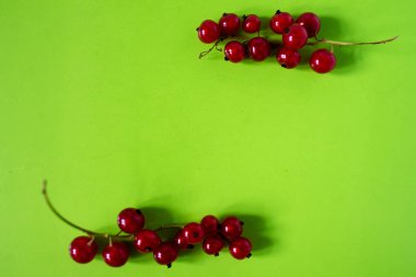 yeşil parlak arka plan üzerinde kırmızı çilek