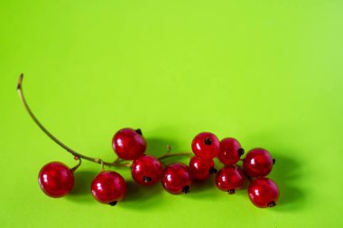 yeşil parlak arka plan üzerinde kırmızı çilek