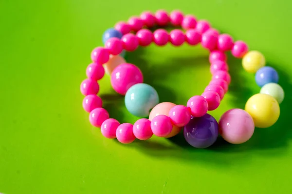 yeşil parlak arka plan üzerinde renkli boncuklar