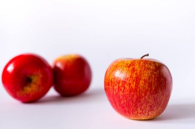 beyaz arkaplanda kırmızı elmalar