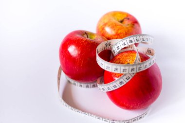 kırmızı elma ve ölçüm bandı beyaz izole