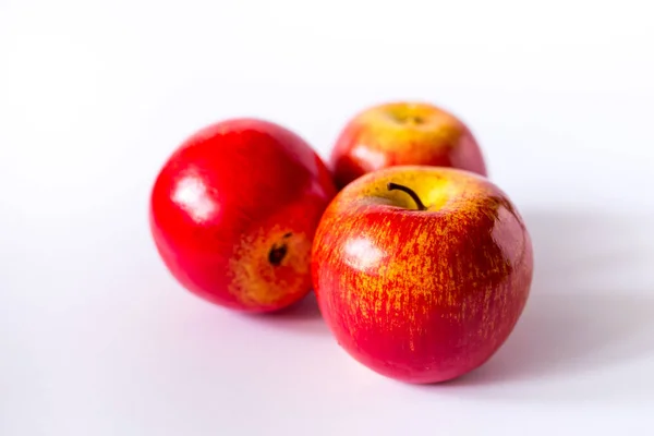 Beyaz Arkaplanda Kırmızı Elmalar — Stok fotoğraf