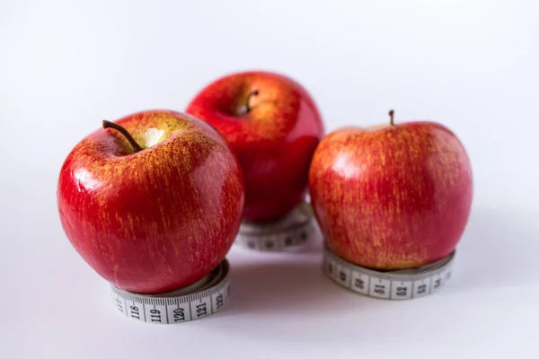 Kırmızı Elma Ölçüm Bandı Beyaz Izole — Stok fotoğraf