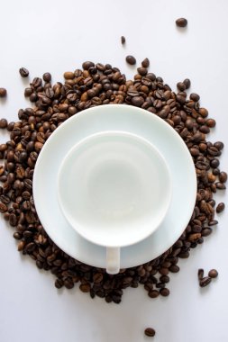 Beyaz arkaplanlı bir fincan kahve.