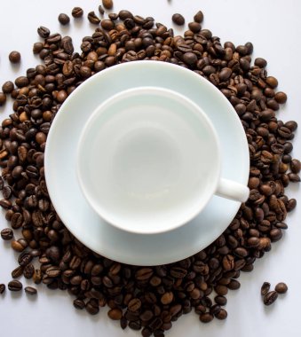 Beyaz arkaplanlı bir fincan kahve.