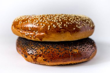 ile üzerine beyaz izole susam çörek