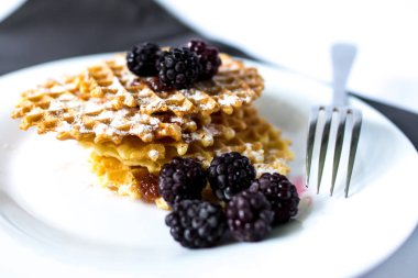 taze çilek ile tatlı waffle