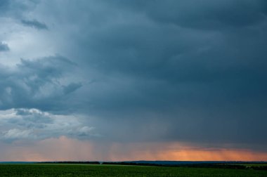 tarlalar üzerinde fırtınalı gökyüzü
