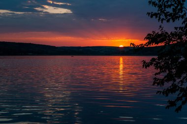Gölde kırmızı gün batımı