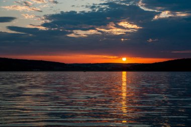 Gölde kırmızı gün batımı