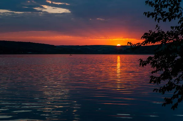 Gölde kırmızı gün batımı