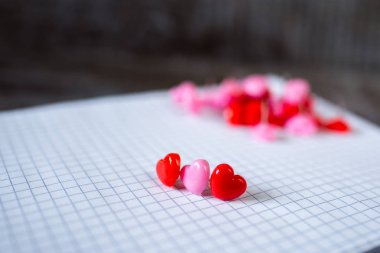 beyaz arka plan sanatı üzerinde kırmızı kalpler