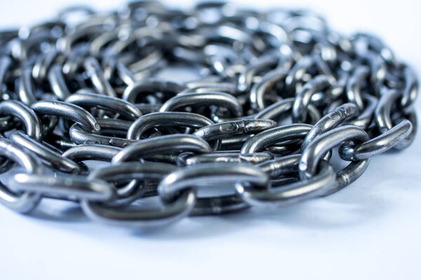 металлическая цепь на белом фоне искусства
