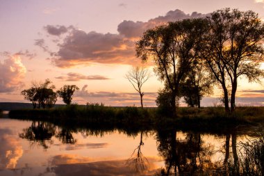 Gölün üzerinde kırmızı gün batımı