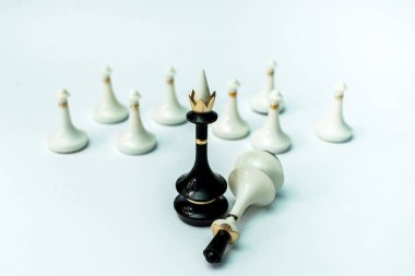 beyaz arka planda satranç kralı ve kraliçesi