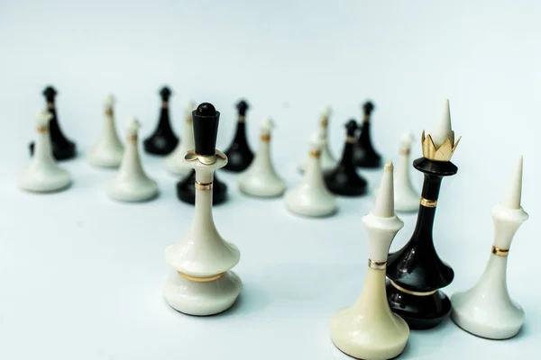 国际象棋国王和王后在白色背景 — 图库照片