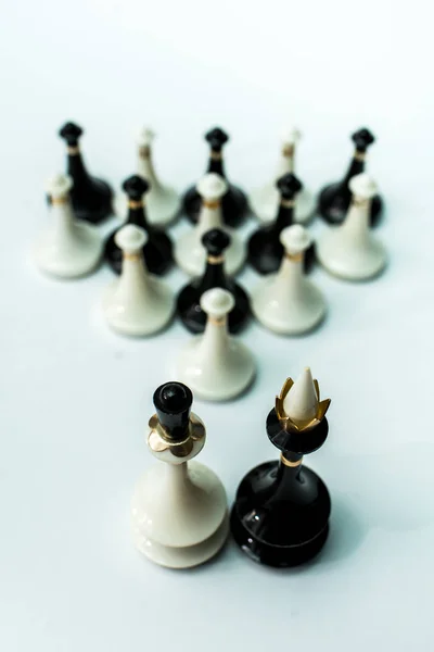 国际象棋国王和王后在白色背景 — 图库照片