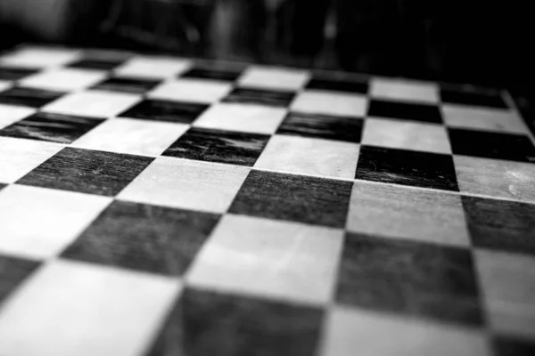 棋盘背景上的象棋 — 图库照片