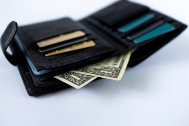 Cüzdanında para izole edilmiş beyaz