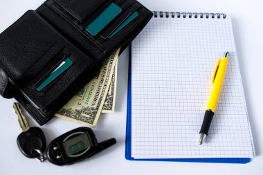 Cüzdanında para izole edilmiş beyaz