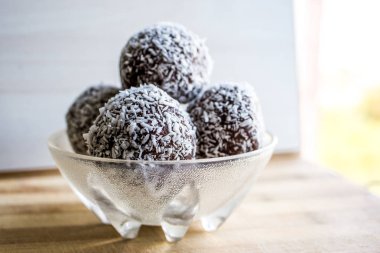 Hindistan cevizi cips arka planda çikolata topları