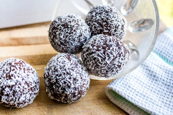 Hindistan cevizi cips arka planda çikolata topları