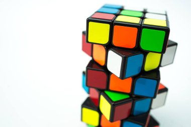 Beyaz arkaplanda renkli küpler