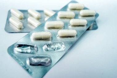 Beyaz arka plan üzerinde izole bir blister hap