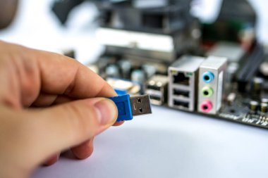 yönlendirici bağlantı noktalarına bağlı ağ kabloları