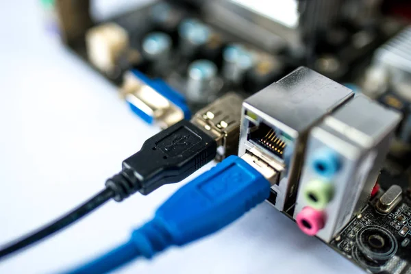 yönlendirici bağlantı noktalarına bağlı ağ kabloları