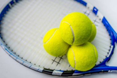 Beyaz arka planda tenis topu ve raket