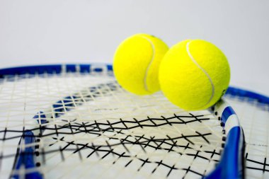 Beyaz arka planda tenis topu ve raket