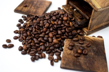 Aroma kahvenin beyaz arka plan üzerinde