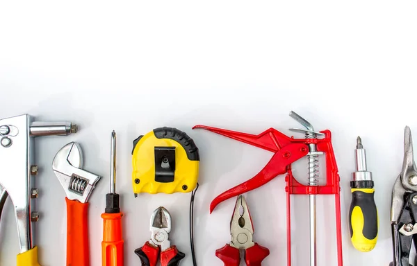 Beyaz arkaplanda izole edilmiş araçlar