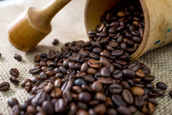 Beyaz arkaplanlı bir fincan kahve.