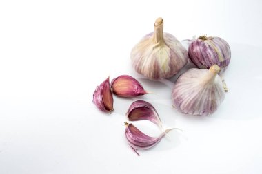 Beyaz arkaplanda sarımsak izole edilmiş.