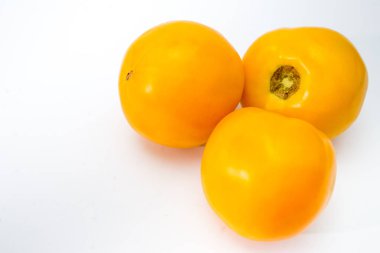 Beyaz arkaplanda sarı domatesler