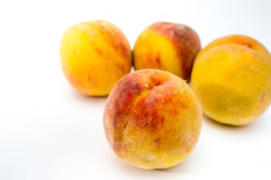 Beyaz arka planda taze şeftaliler