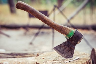 ızgara arka plan üzerinde bir günlük balta