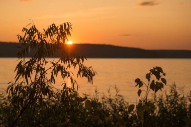 alan arka planda gün batımı