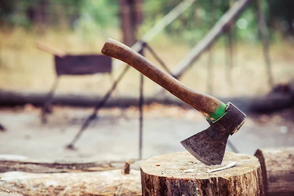 ızgara arka plan üzerinde bir günlük balta