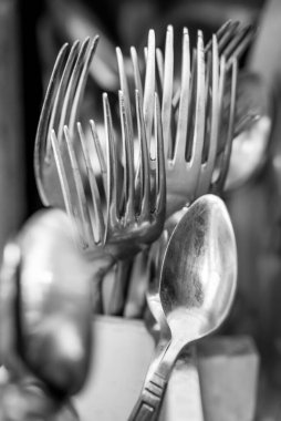 çatal ve kaşık siyah beyaz