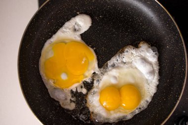 bir tavada kızarmış yumurta sabah