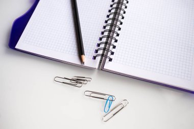 Ahşap zemin üzerinde defter ve kalem