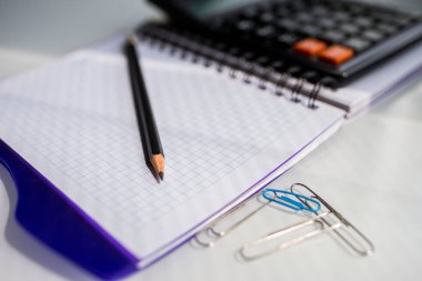 defter ve kalem masaya.